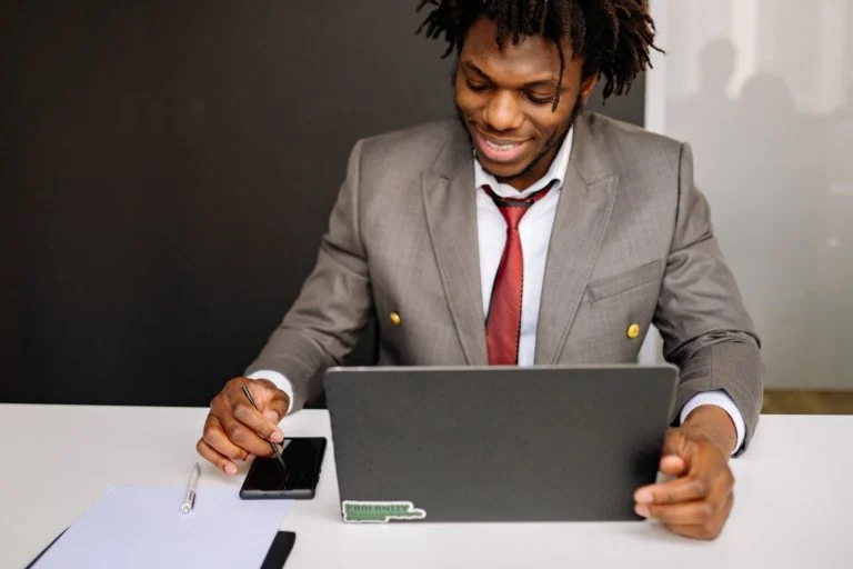Manager usinga time tracker application for windows to track his staff's hours